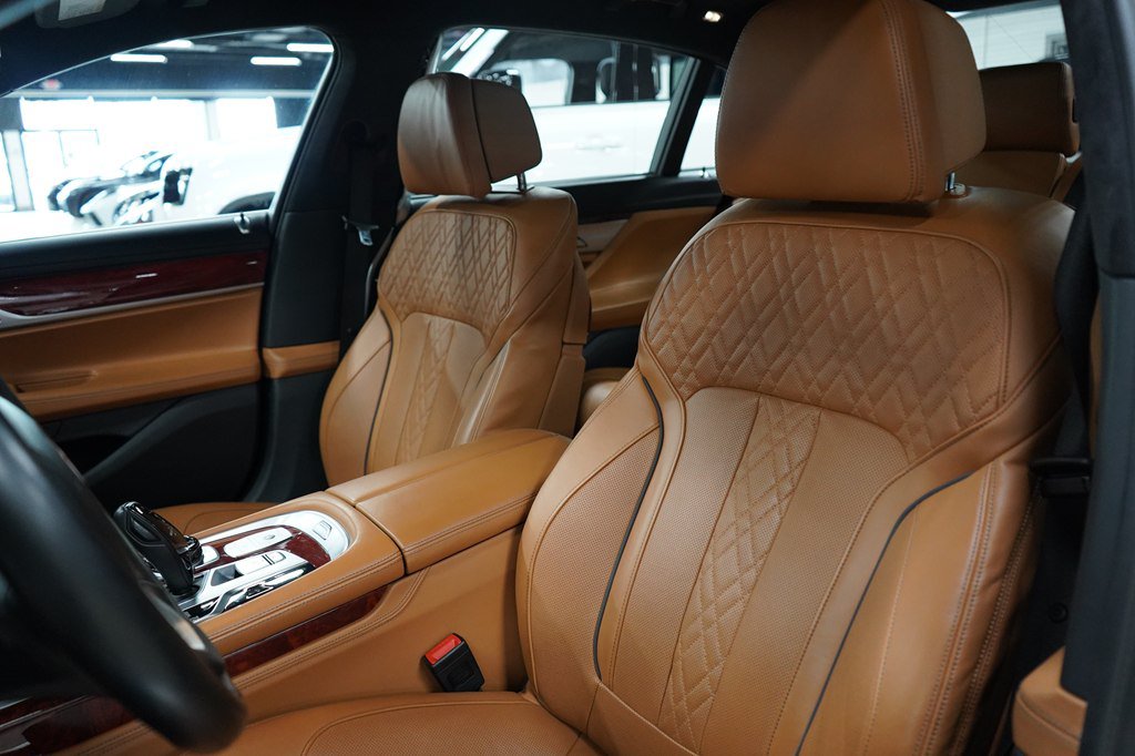 Used 2022 BMW ALPINA B7 xDrive w/ Luxury Rear Seating Package AWD/4WD image 12