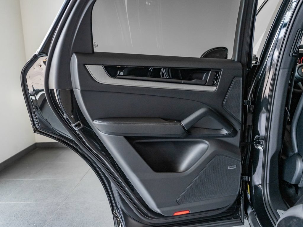 Certified 2025 Porsche Cayenne Coupe AWD/4WD image 24