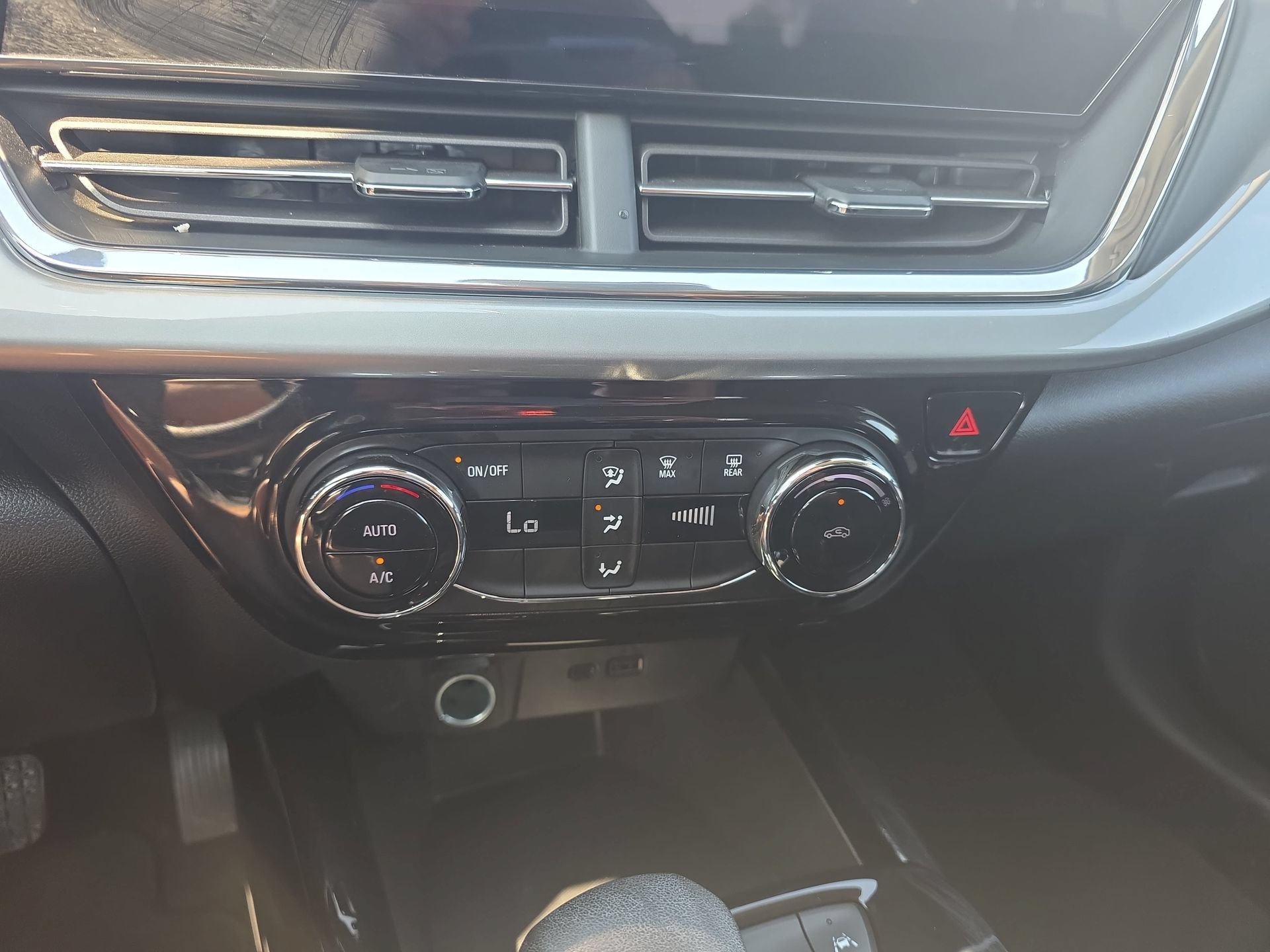Used 2025 Chevrolet Trax LT FWD image 23