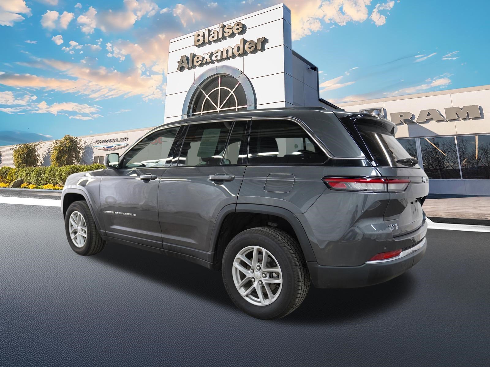 Used 2023 Jeep Grand Cherokee Laredo X image 10