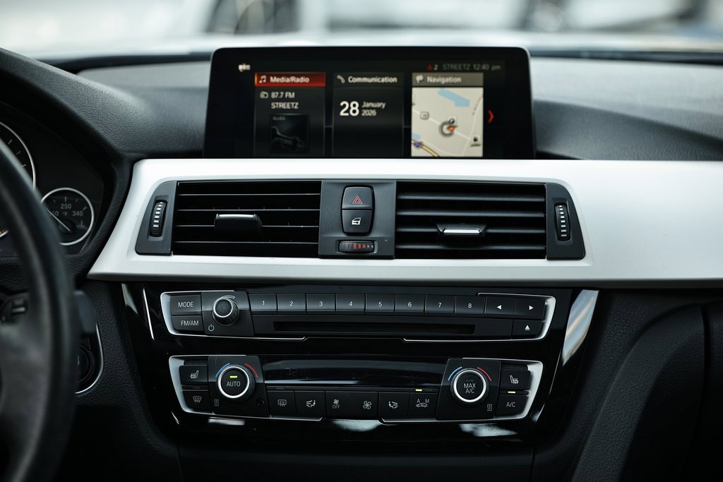 Used 2018 BMW 320i Sedan w/ Convenience Package image 28