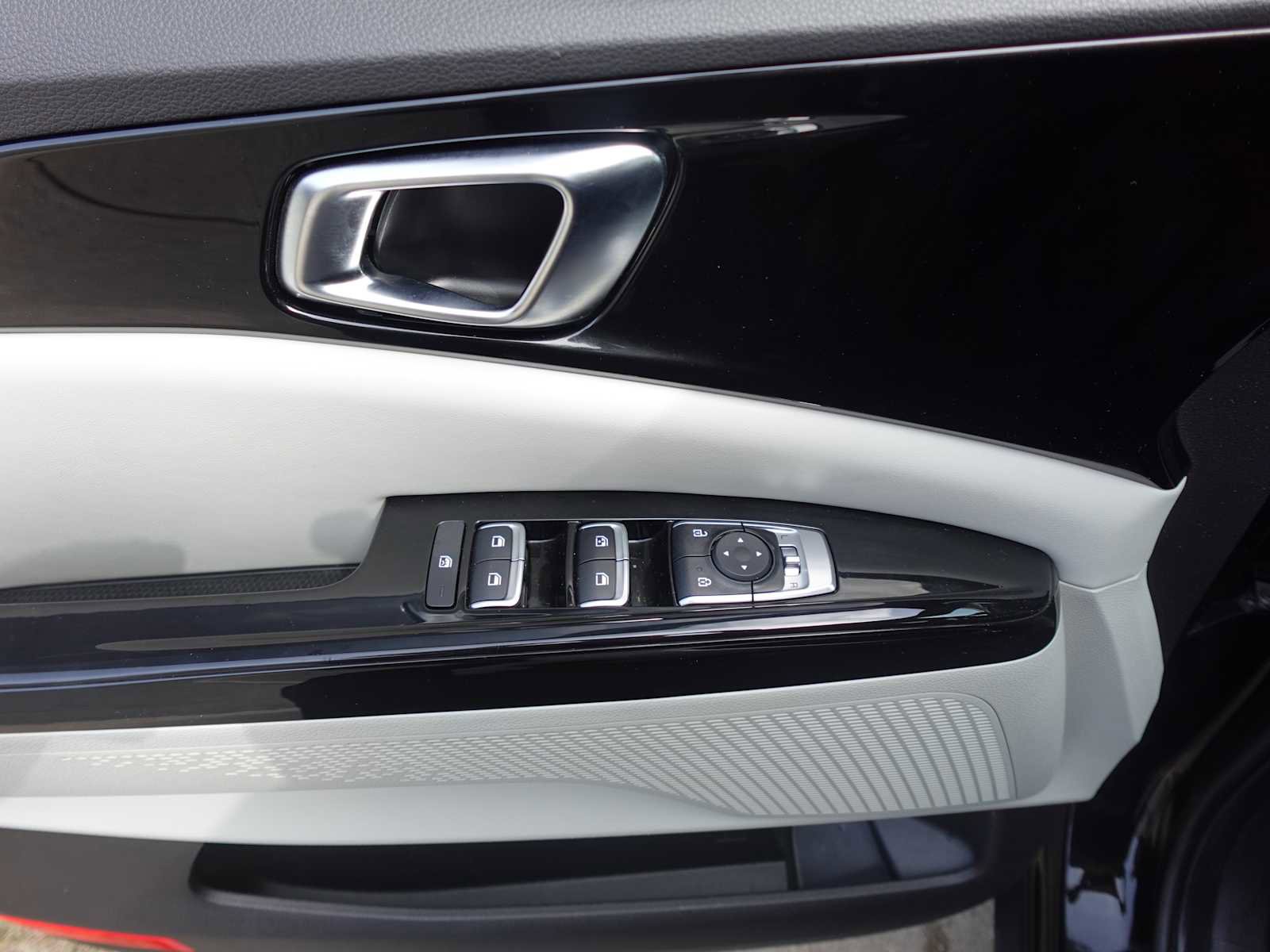 Used 2024 Kia Carnival EX image 11