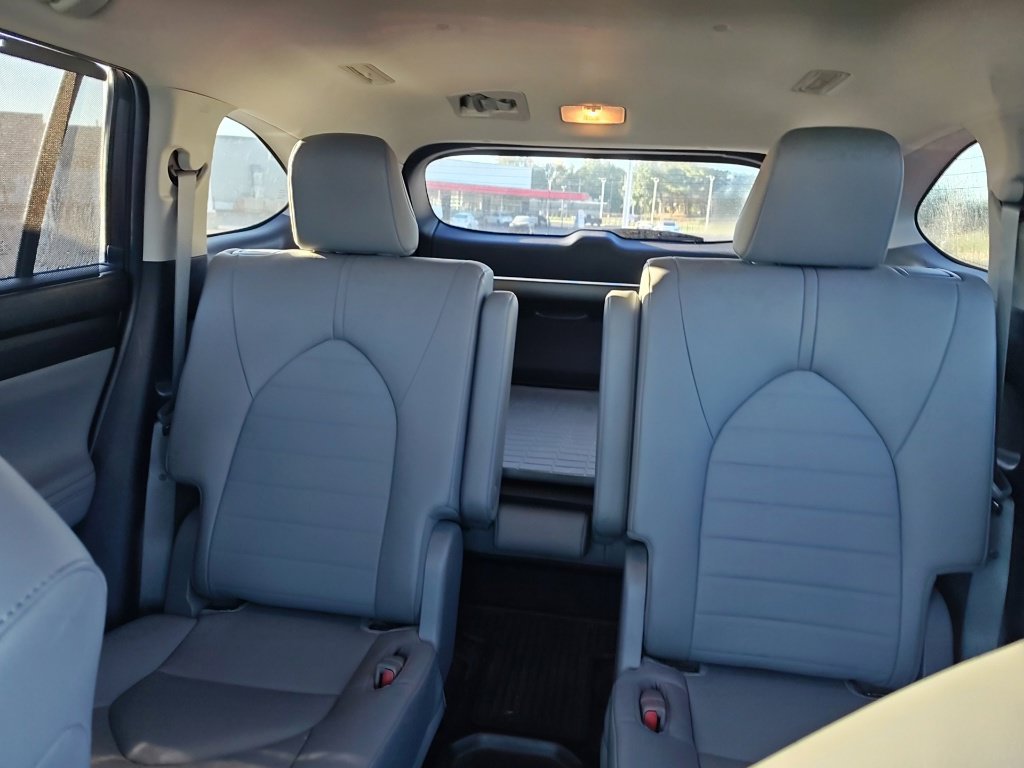 Used 2023 Toyota Highlander XLE FWD image 10