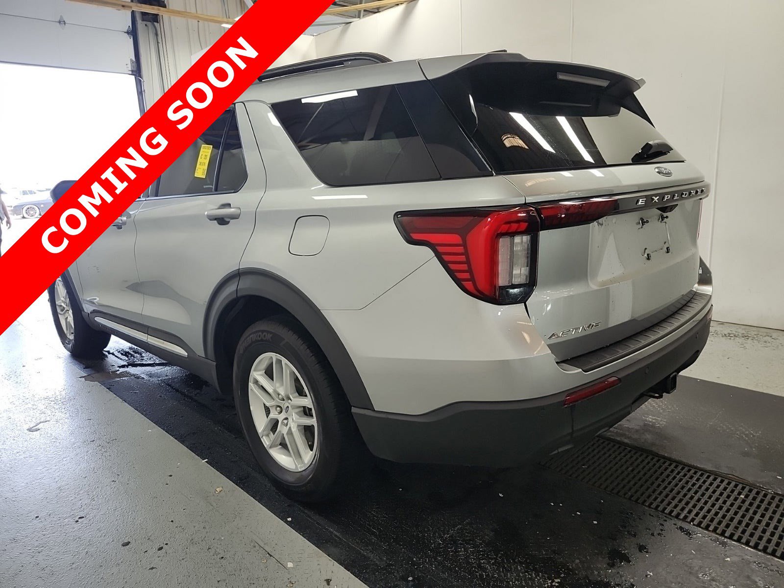 Used 2025 Ford Explorer Active image 3