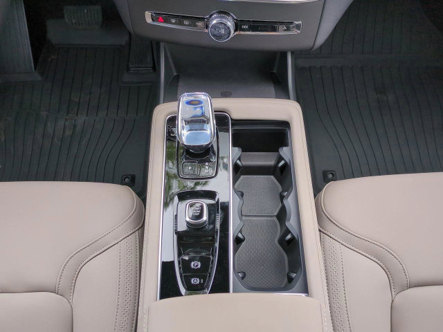New 2026 Volvo XC90 B6 Plus w/ Protection Package Premier AWD/4WD image 17