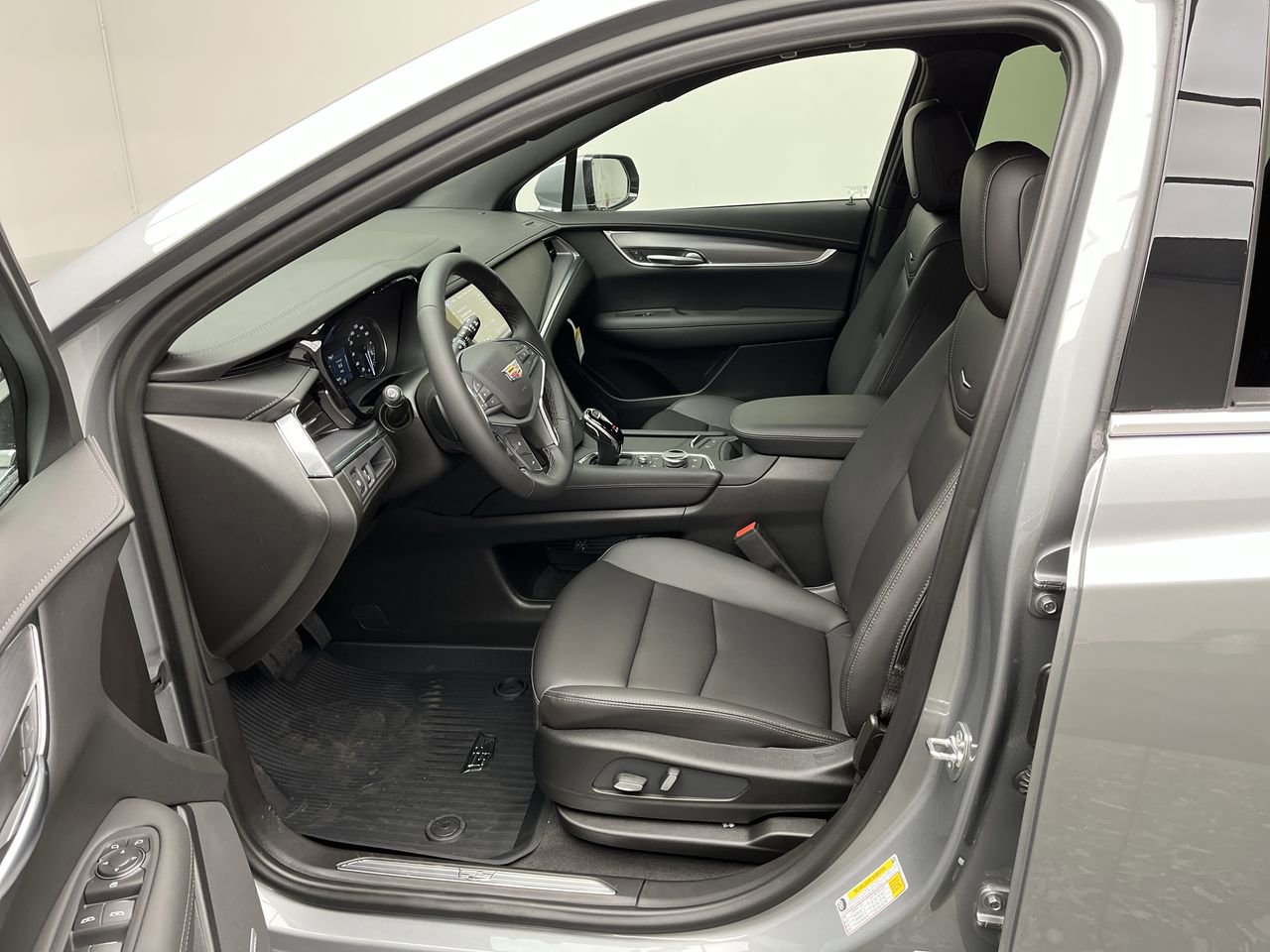 New 2026 Cadillac XT5 Luxury w/ LPO, Floor Liner Package AWD/4WD image 3