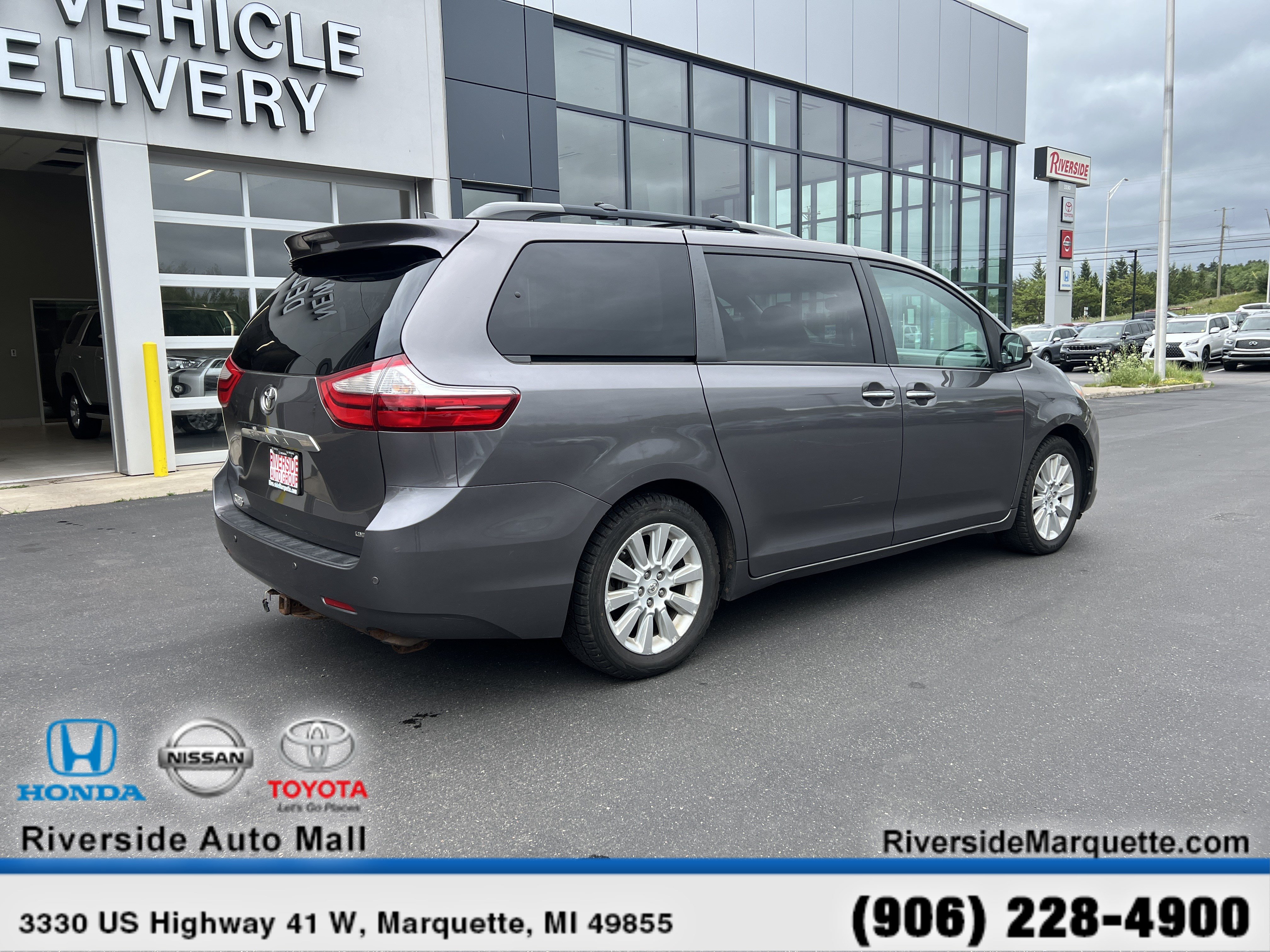 Used 2015 Toyota Sienna Limited Premium w/ Four Season Floor Mat Package FWD image 9