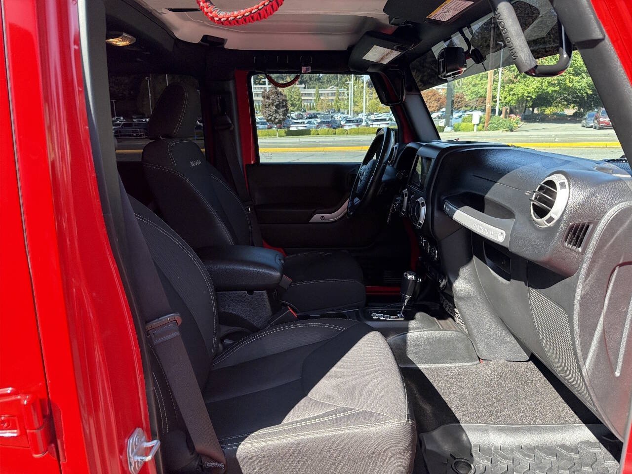 Used 2017 Jeep Wrangler Unlimited Sahara AWD/4WD image 21