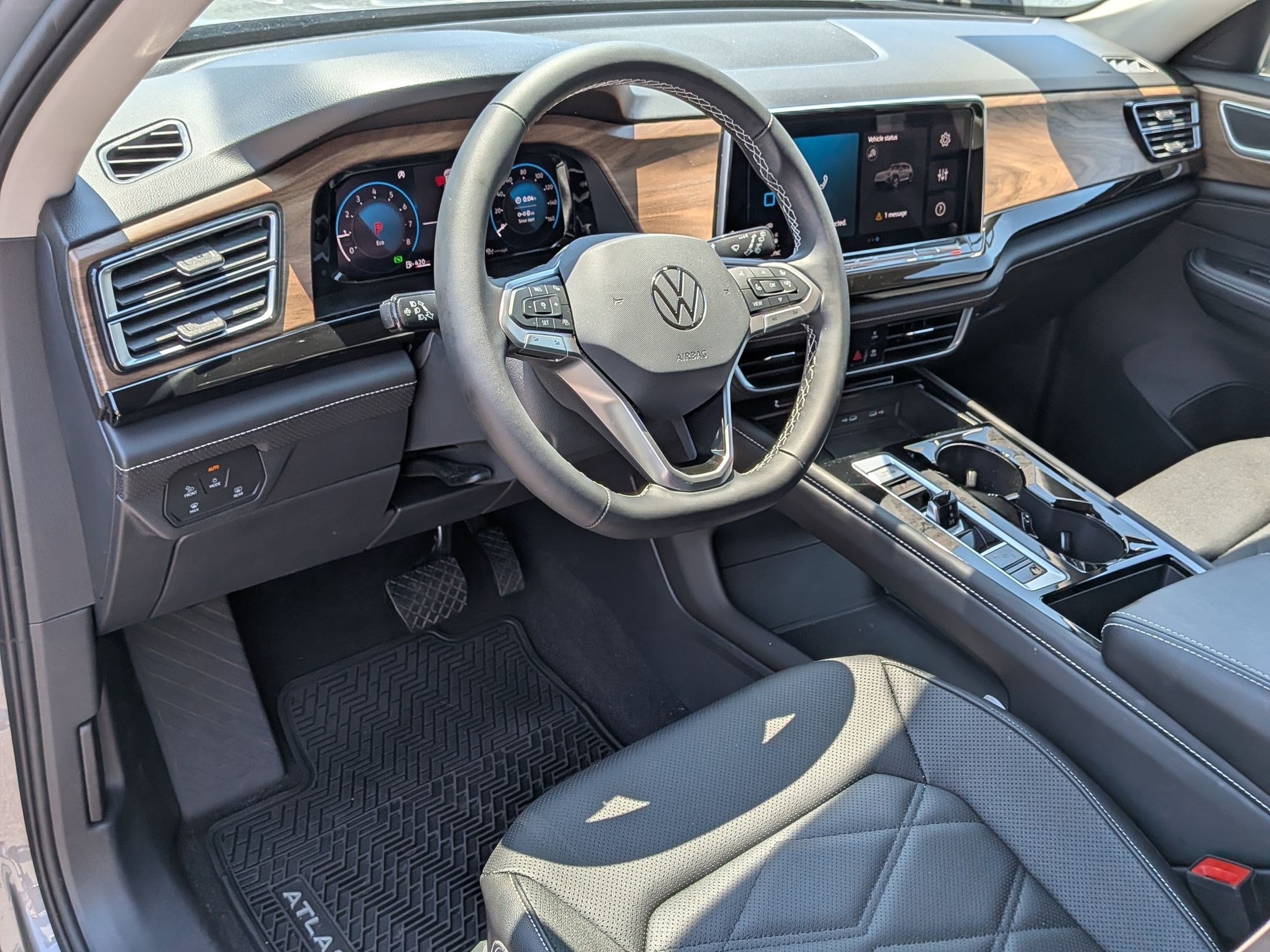 Used 2025 Volkswagen Atlas SE AWD/4WD image 17
