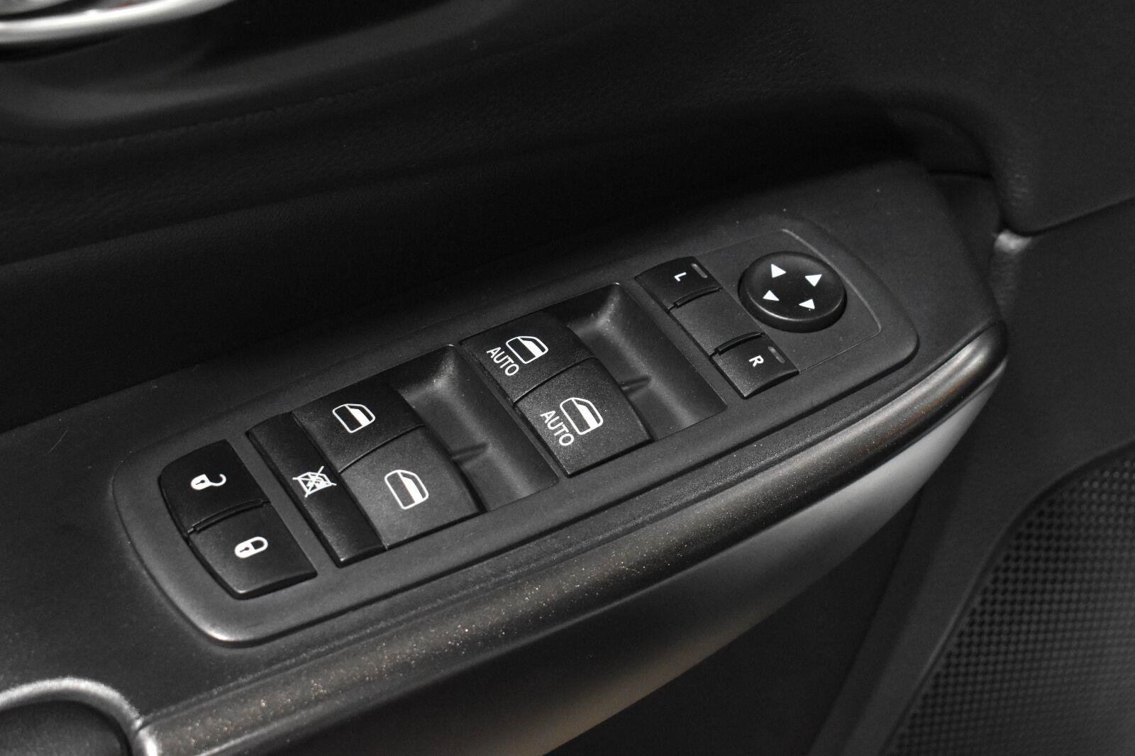 Used 2019 Jeep Cherokee Trailhawk AWD/4WD image 10