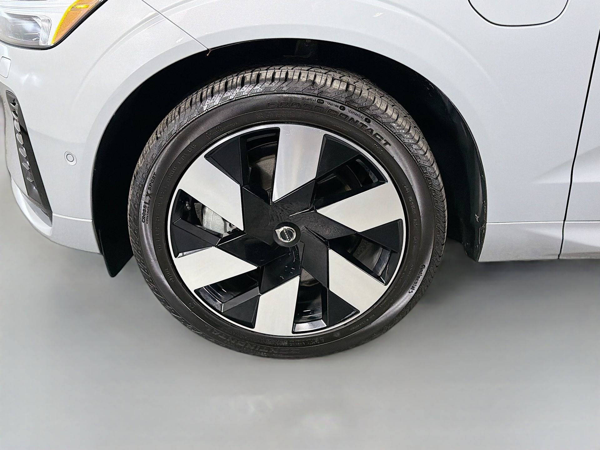 Certified 2025 Volvo XC60 T8 Plus w/ Protection Package Premier image 32