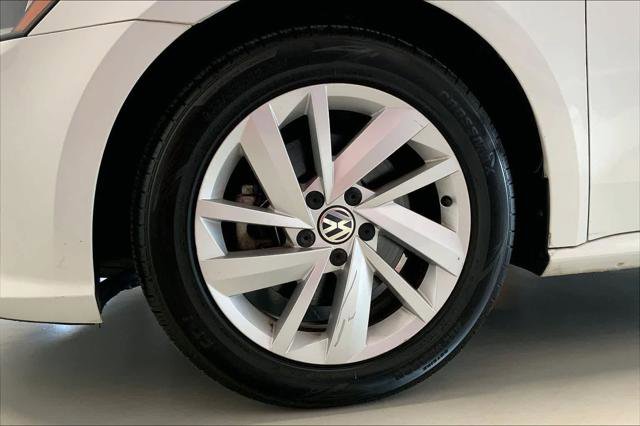 Used 2018 Volkswagen Passat 2.0T SE FWD image 8
