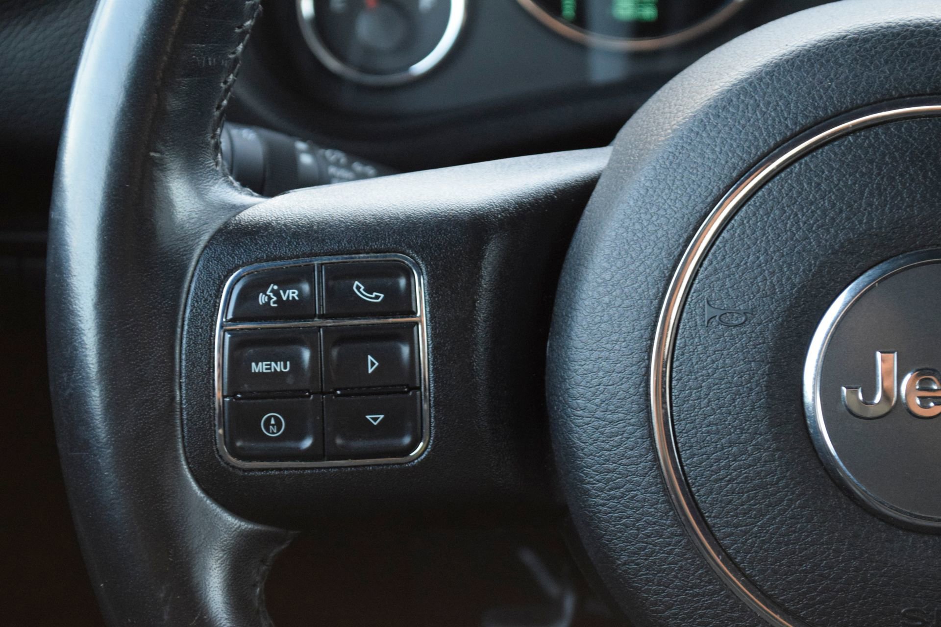 Used 2018 Jeep Wrangler Unlimited Rubicon w/ Connectivity Group image 9