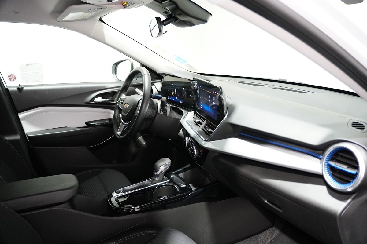 Used 2025 Chevrolet Trax LT w/ LT Convenience Package FWD image 22
