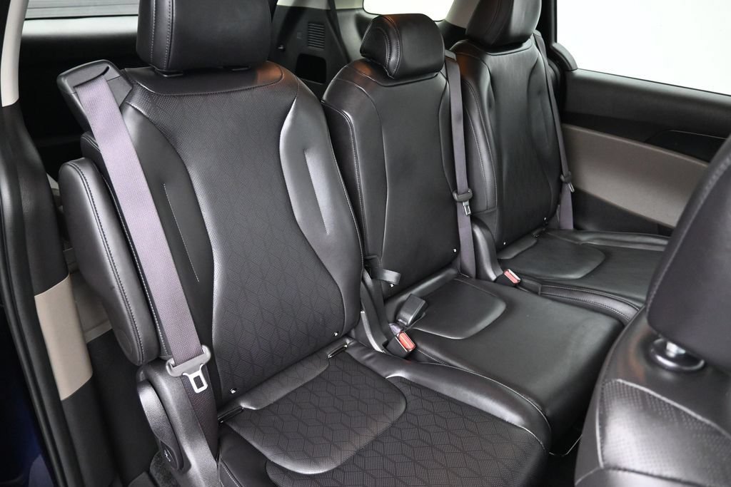 Used 2025 Kia Carnival FWD image 22