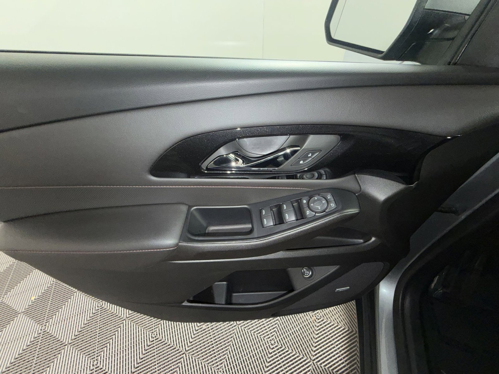 Used 2023 Chevrolet Traverse RS image 15