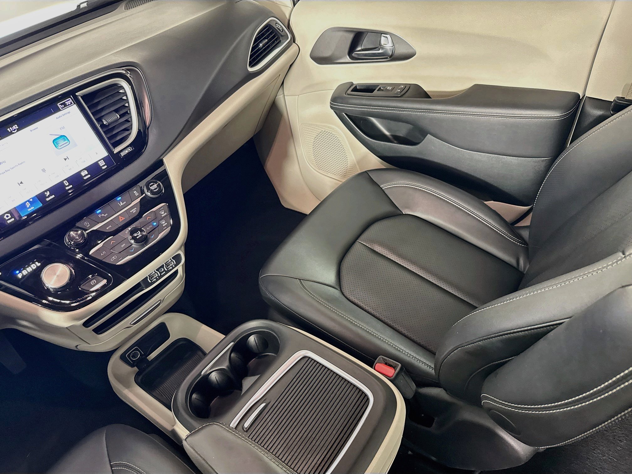 Used 2024 Chrysler Pacifica Touring-L FWD image 27