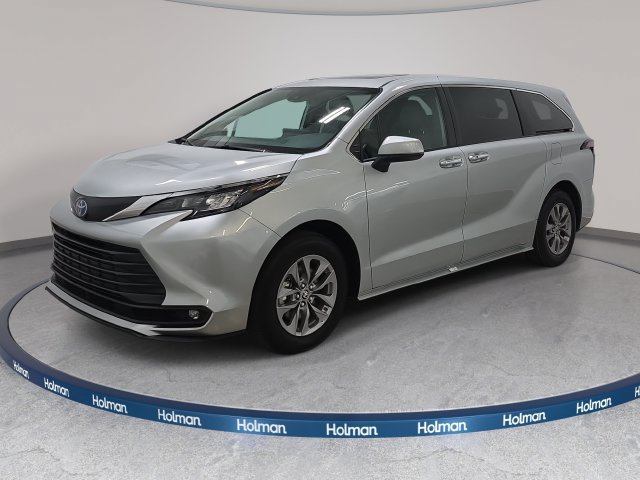 Certified 2025 Toyota Sienna XLE FWD image 1