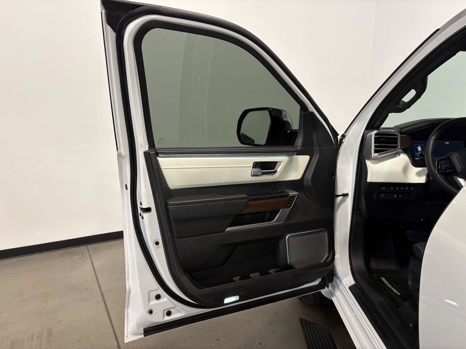 Used 2025 Toyota Sequoia Capstone AWD/4WD image 10
