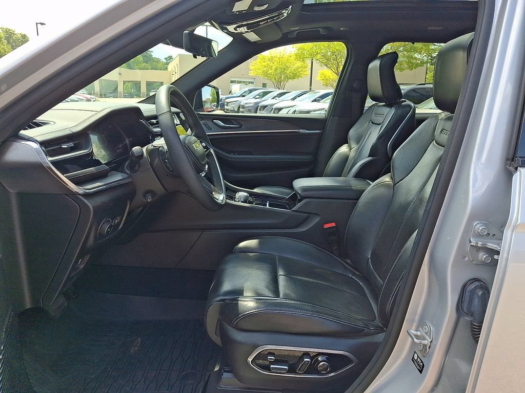 Used 2023 Jeep Grand Cherokee L Overland w/ Luxury Tech Group IV AWD/4WD image 13