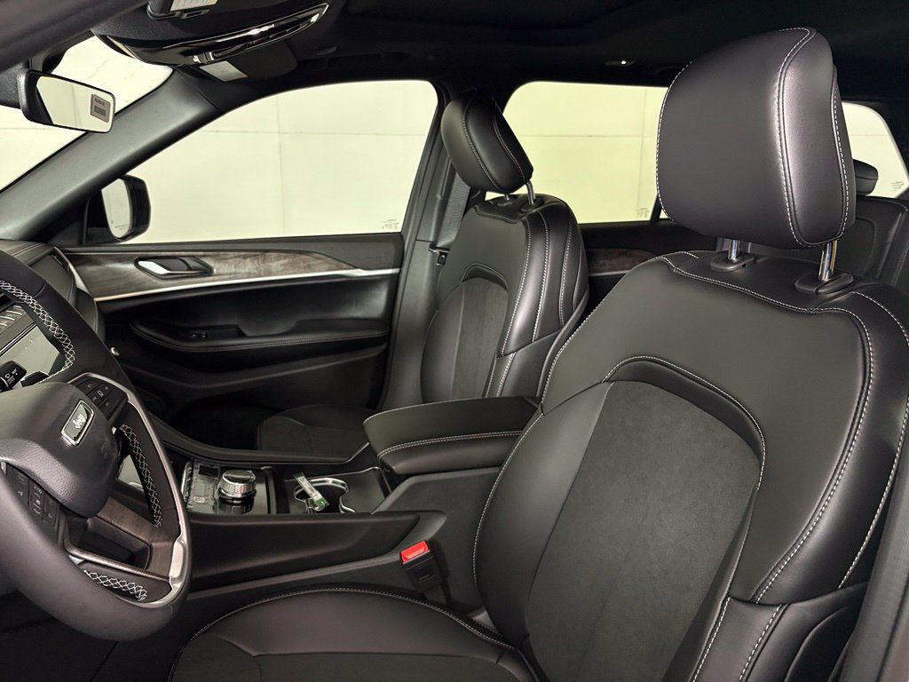 New 2026 Jeep Grand Cherokee Altitude RWD image 19