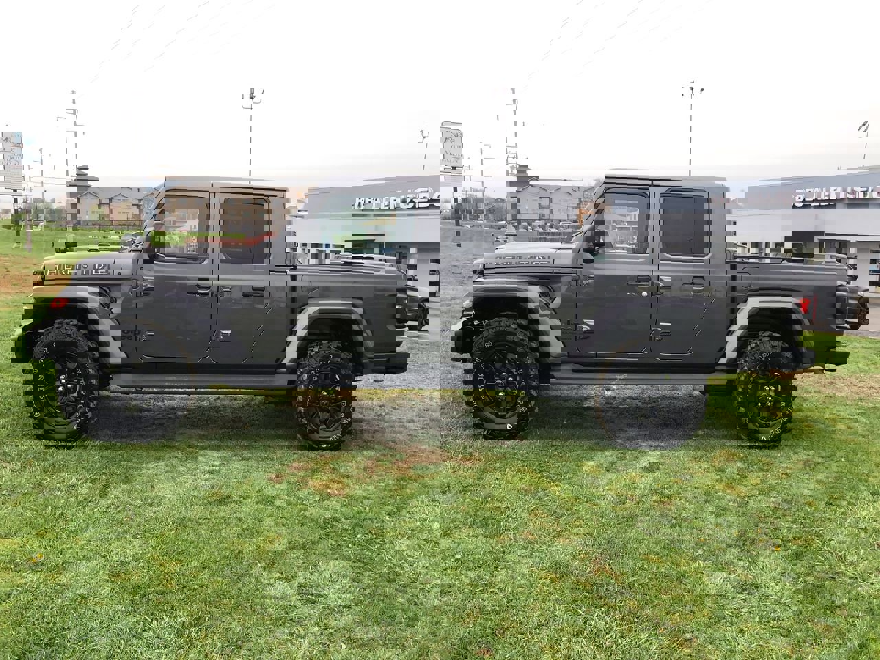 Used 2025 Jeep Gladiator Sport image 11