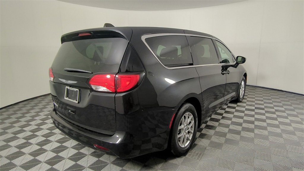 Used 2023 Chrysler Voyager LX image 4