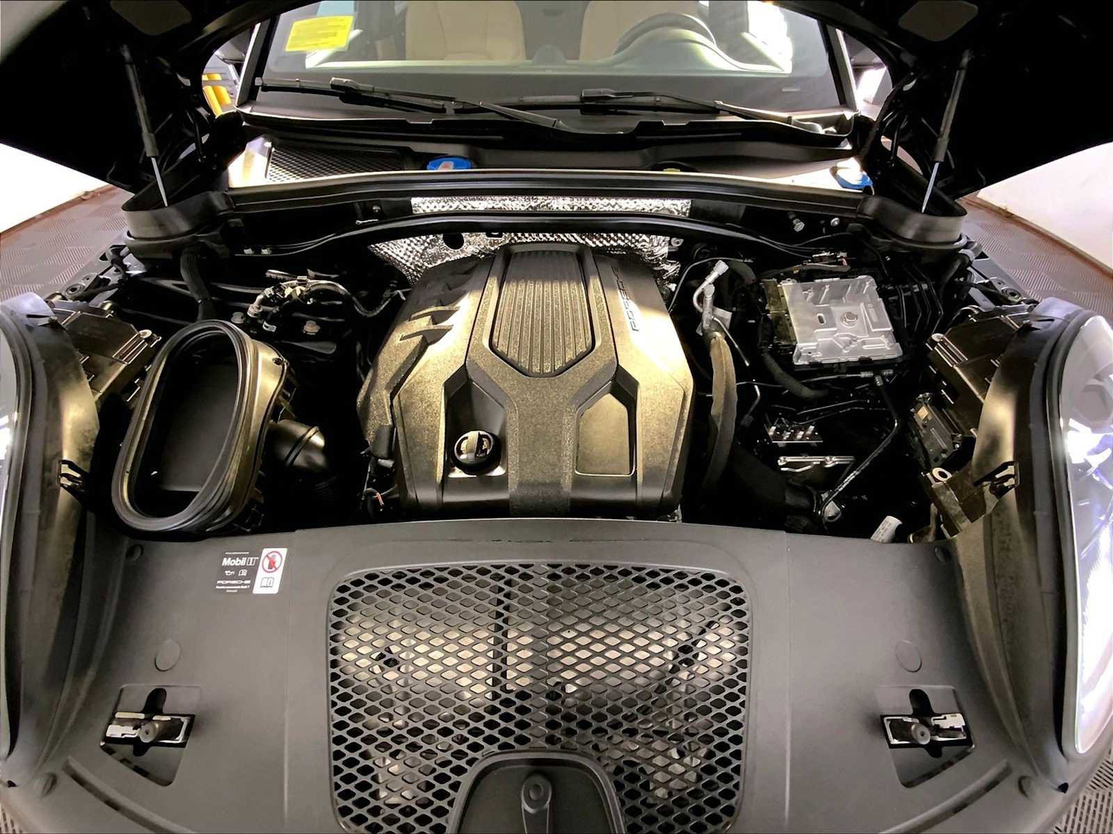 Certified 2025 Porsche Macan image 32