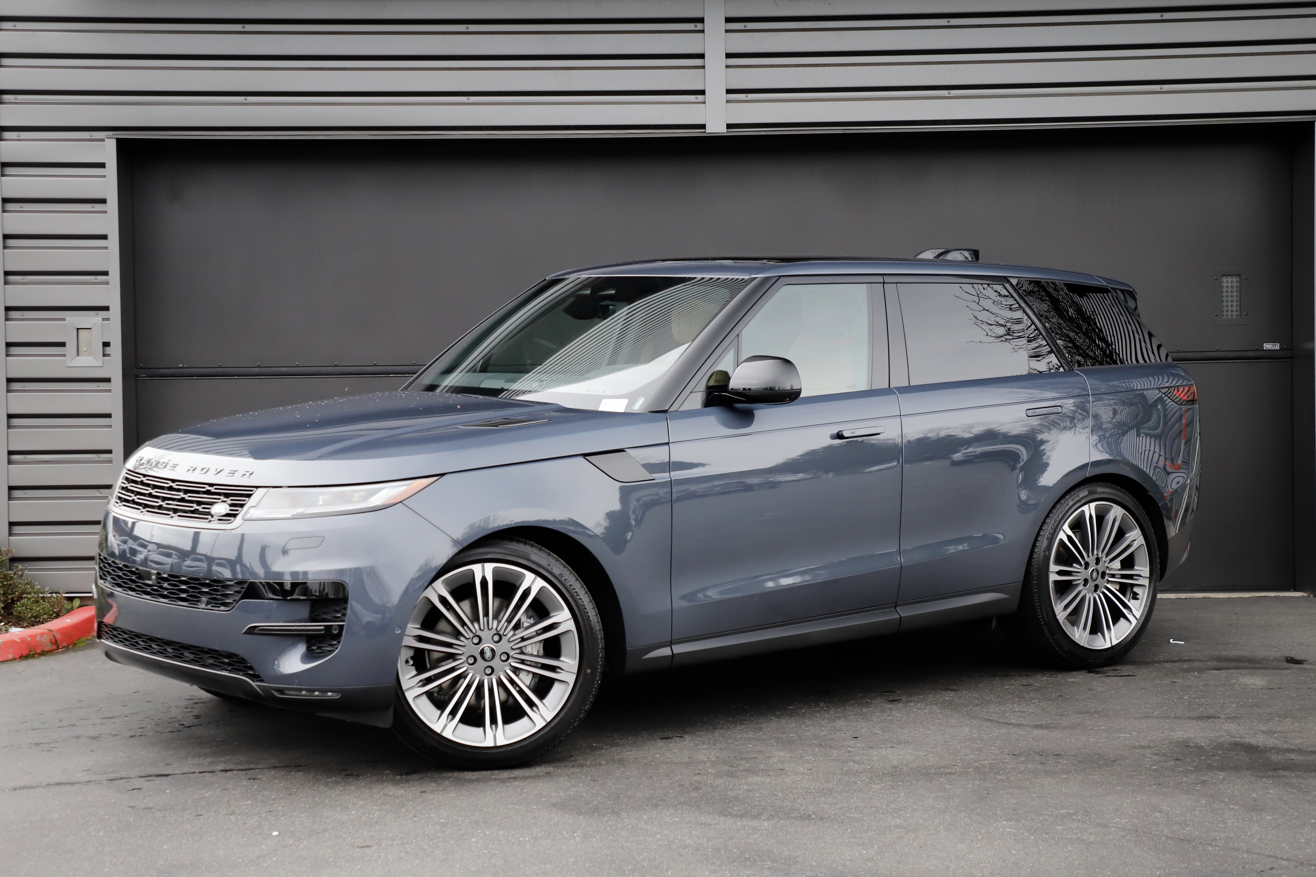 New 2025 Land Rover Range Rover Sport SE image 1