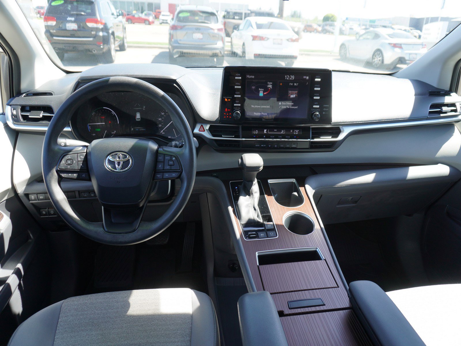 Used 2022 Toyota Sienna LE image 2
