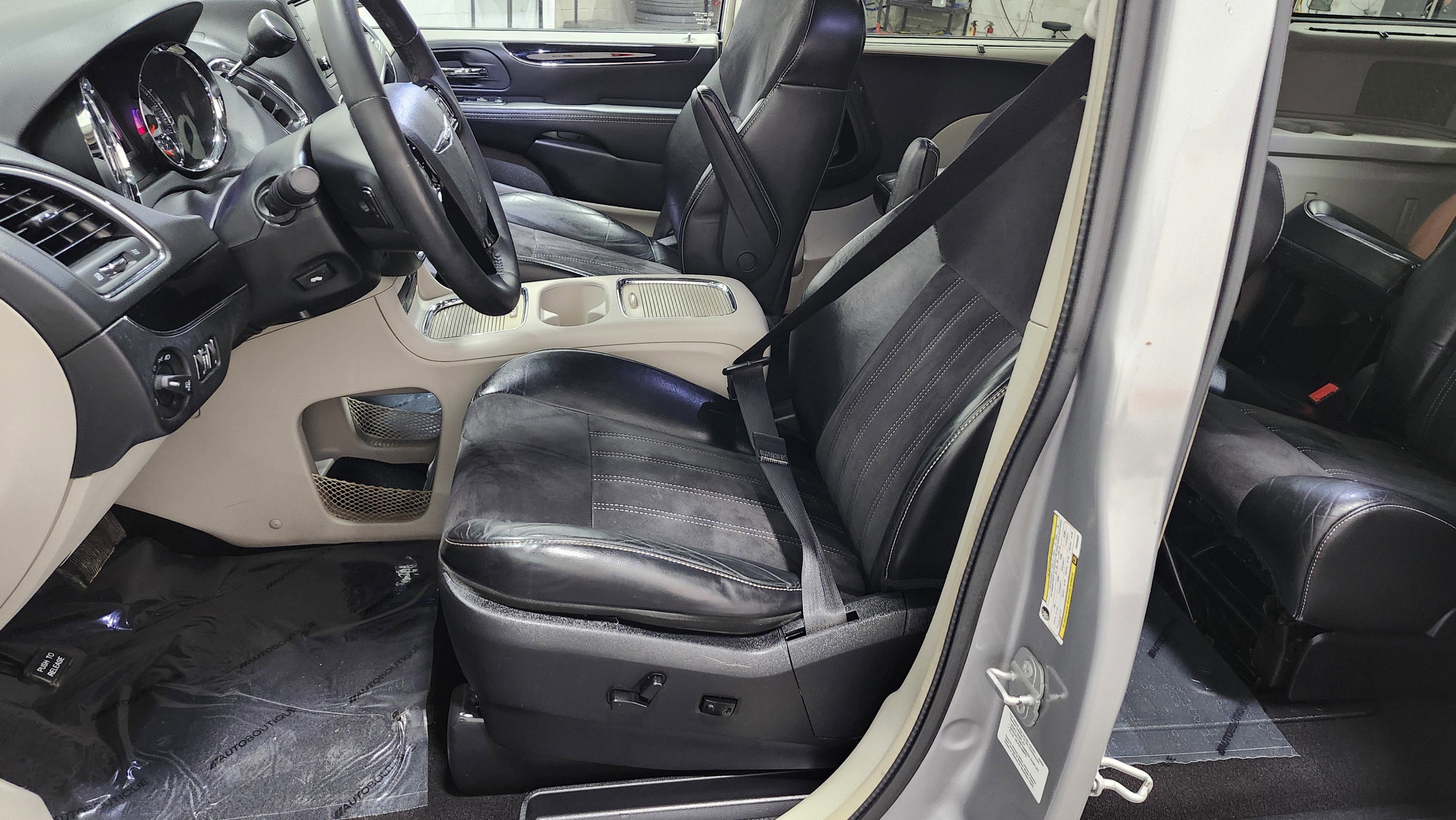 Used 2014 Chrysler Town & Country Touring-L image 24