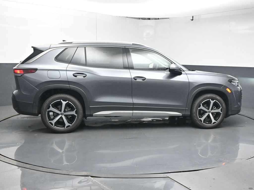 Used 2025 Volkswagen Tiguan SE FWD image 8