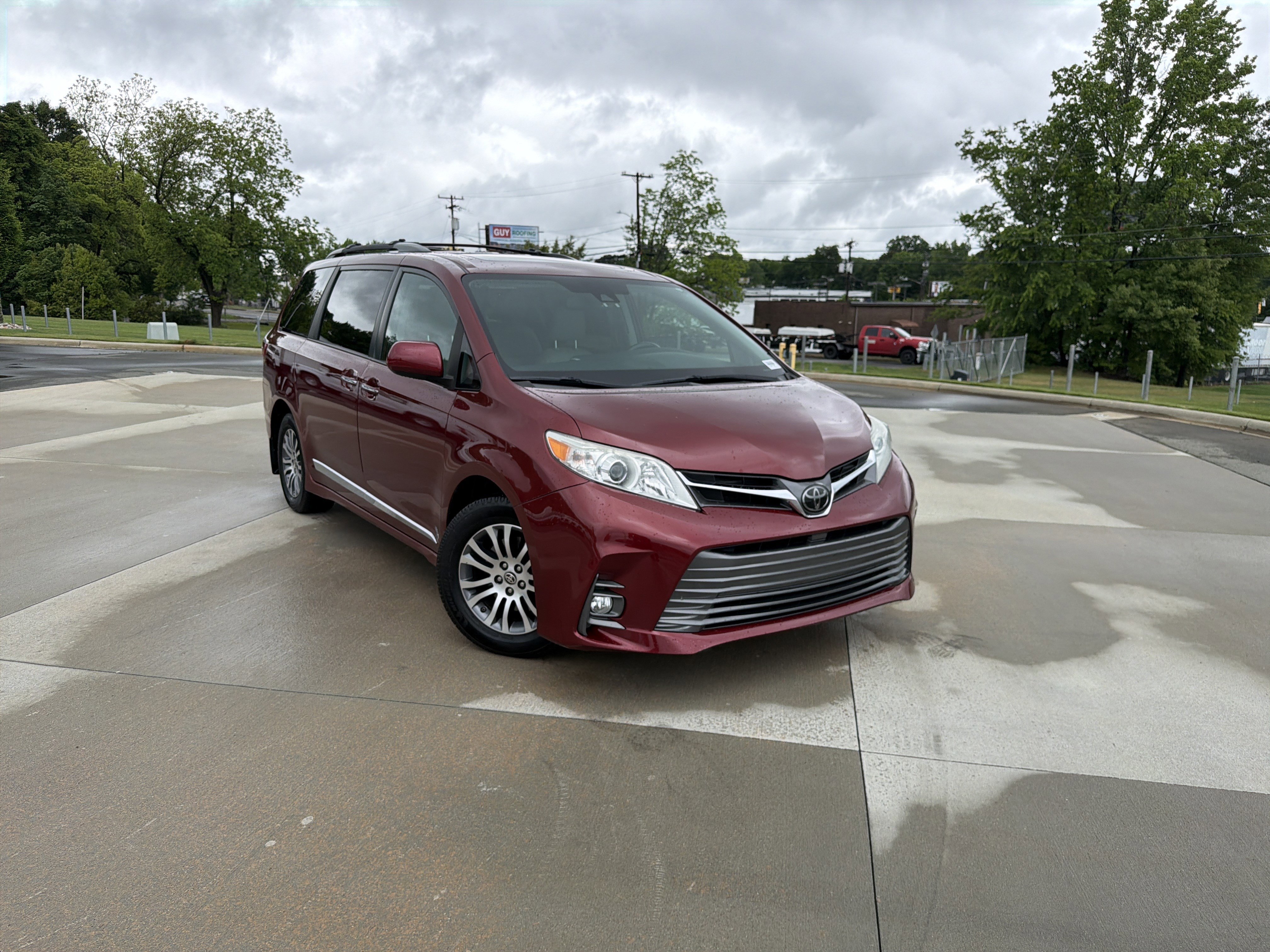 Used 2020 Toyota Sienna XLE w/ XLE Navigation Package FWD image 2