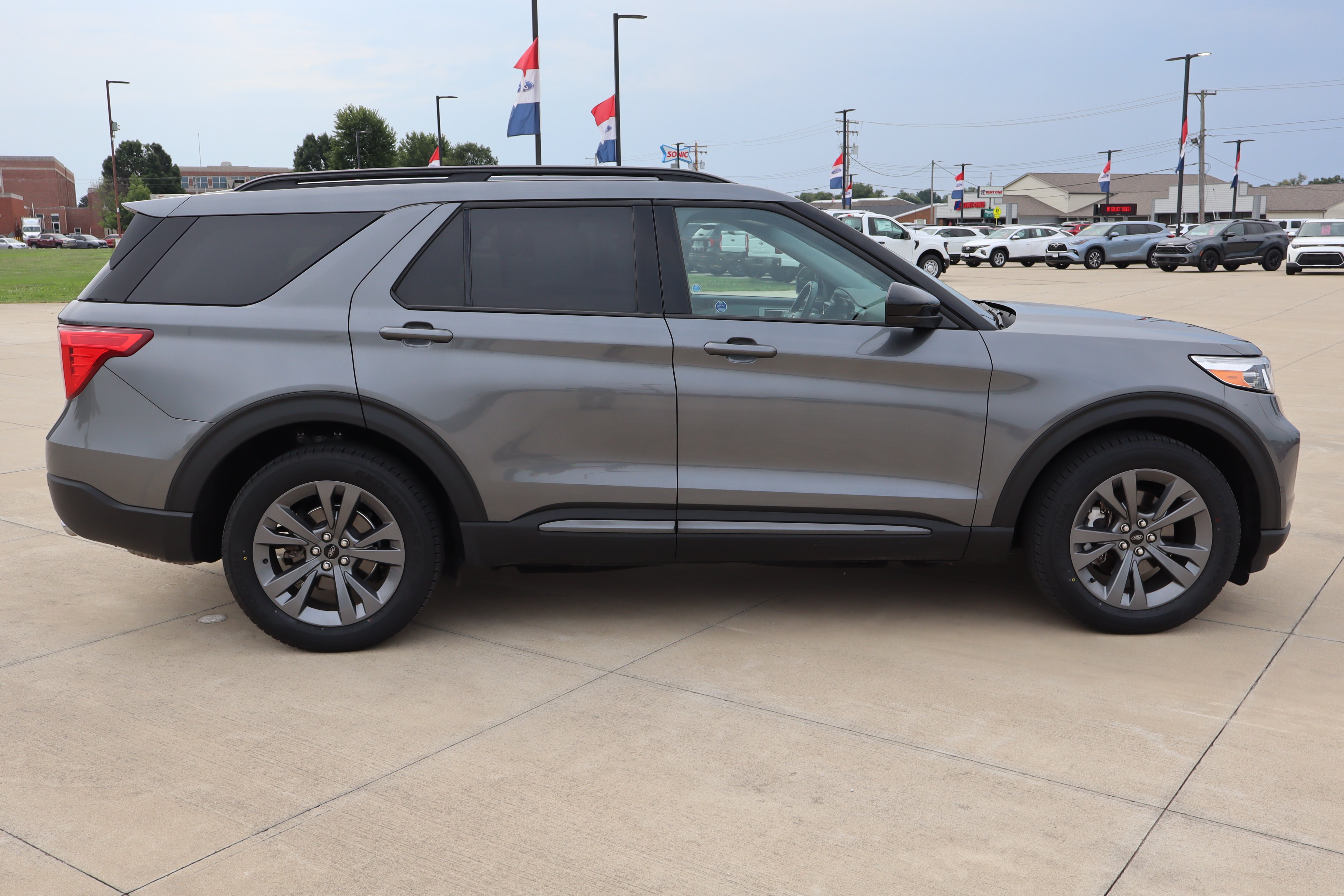 Used 2023 Ford Explorer XLT w/ Equipment Group 202A AWD/4WD image 4
