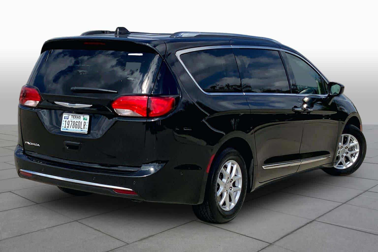 Used 2020 Chrysler Pacifica Touring-L FWD image 12