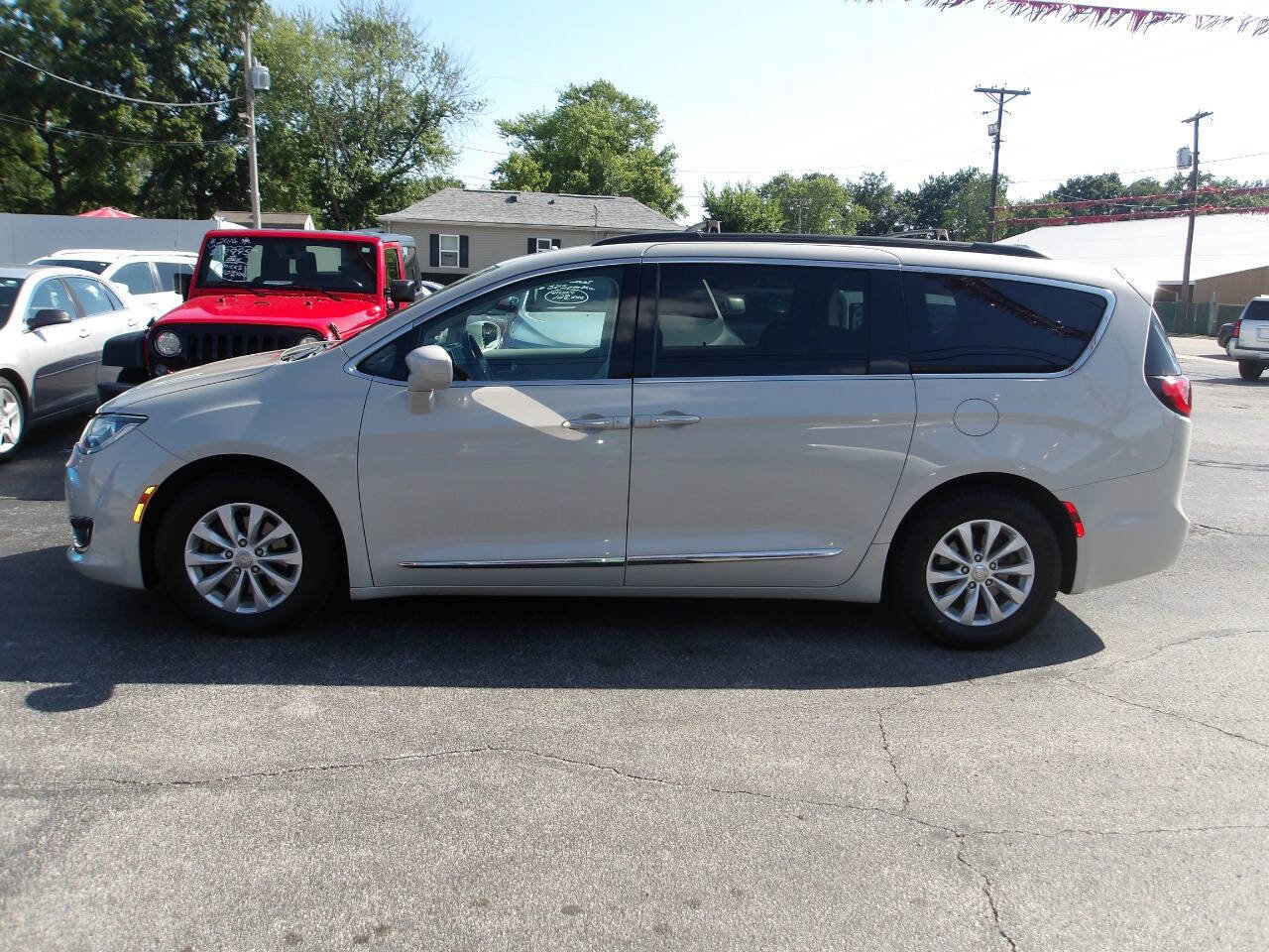 Used 2017 Chrysler Pacifica Touring-L FWD image 3