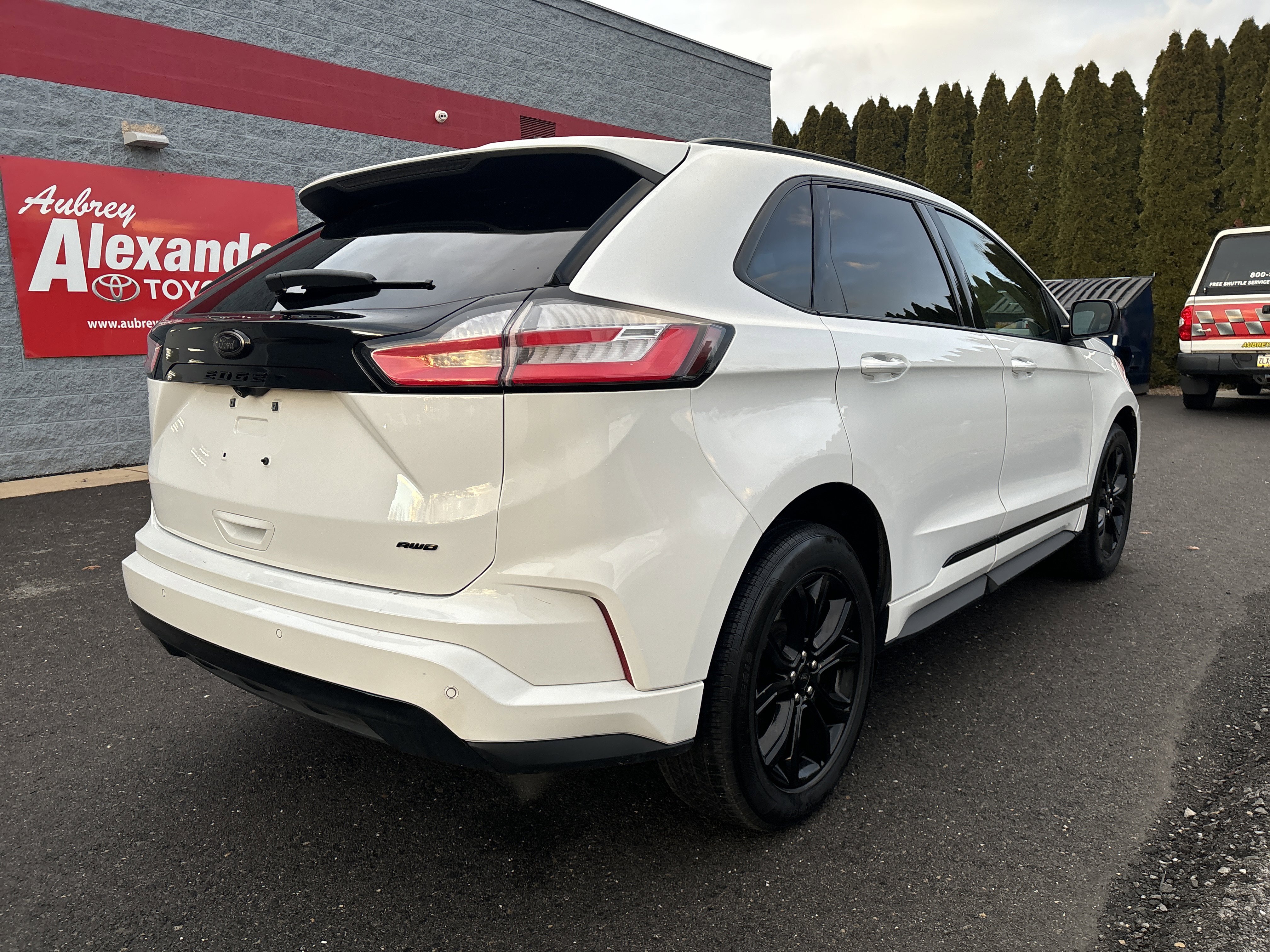 Used 2022 Ford Edge SE w/ Black Appearance Package image 3