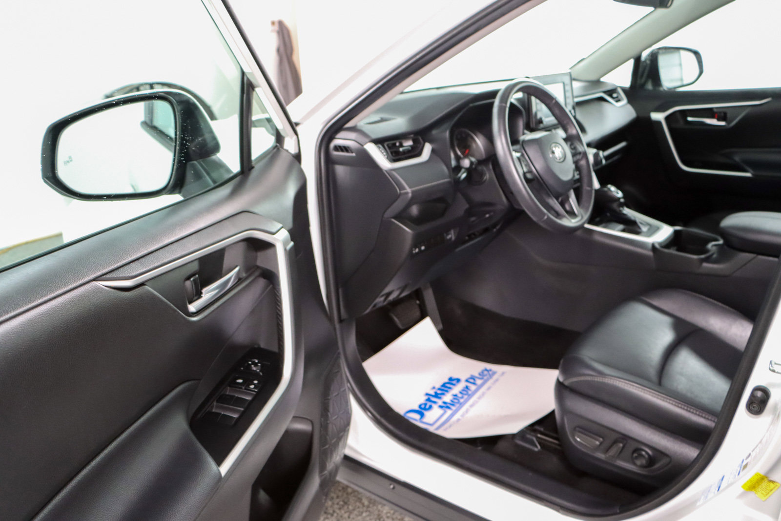 Used 2021 Toyota RAV4 XLE Premium image 3