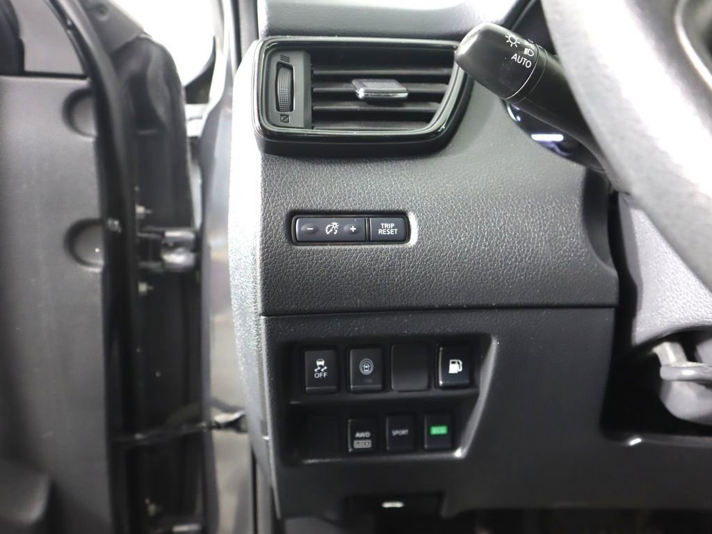 Used 2019 Nissan Rogue S AWD/4WD image 15