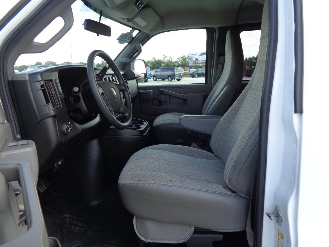Used 2018 Chevrolet Express 3500 LS RWD image 12