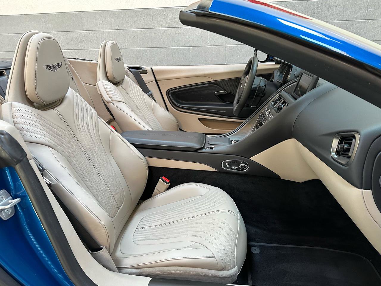 Used 2022 Aston Martin DB11 Volante RWD image 11