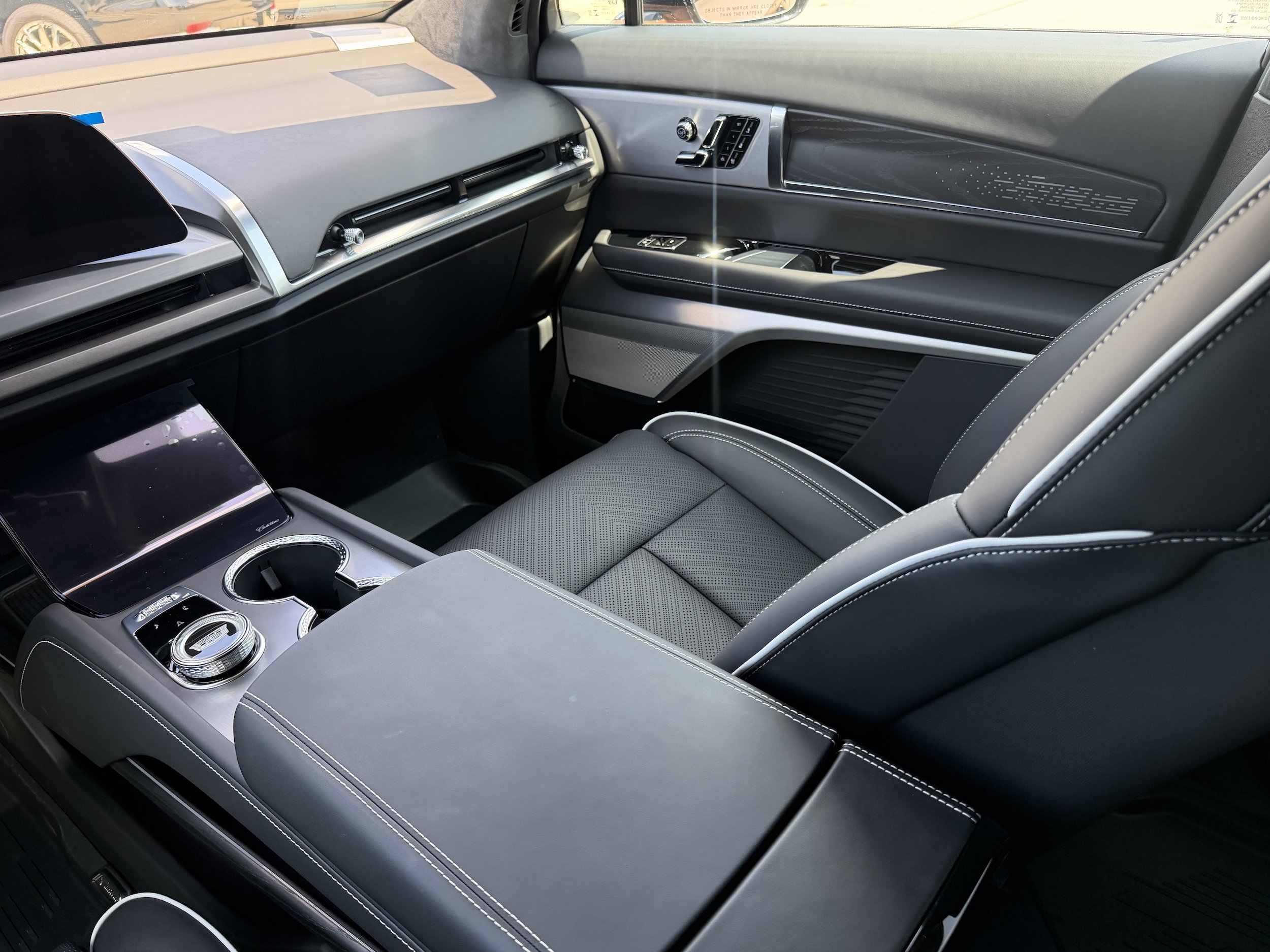 New 2027 Cadillac Vistiq Platinum w/ LPO, Floor Liner Package AWD/4WD image 10