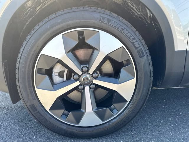 Certified 2025 Volvo XC40 B5 Plus AWD/4WD image 9