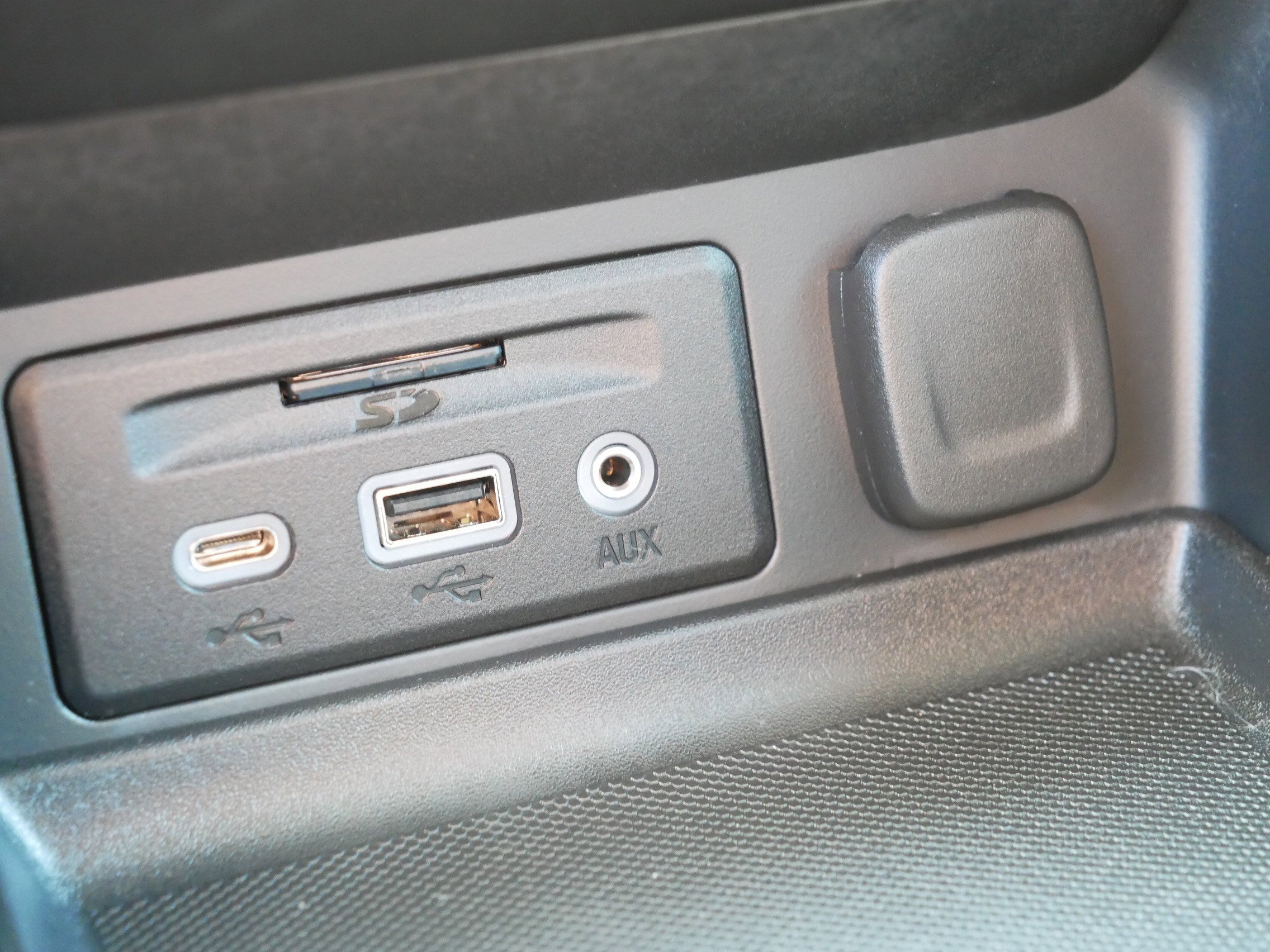 Used 2024 GMC Terrain SLT w/ Infotainment Package II image 32