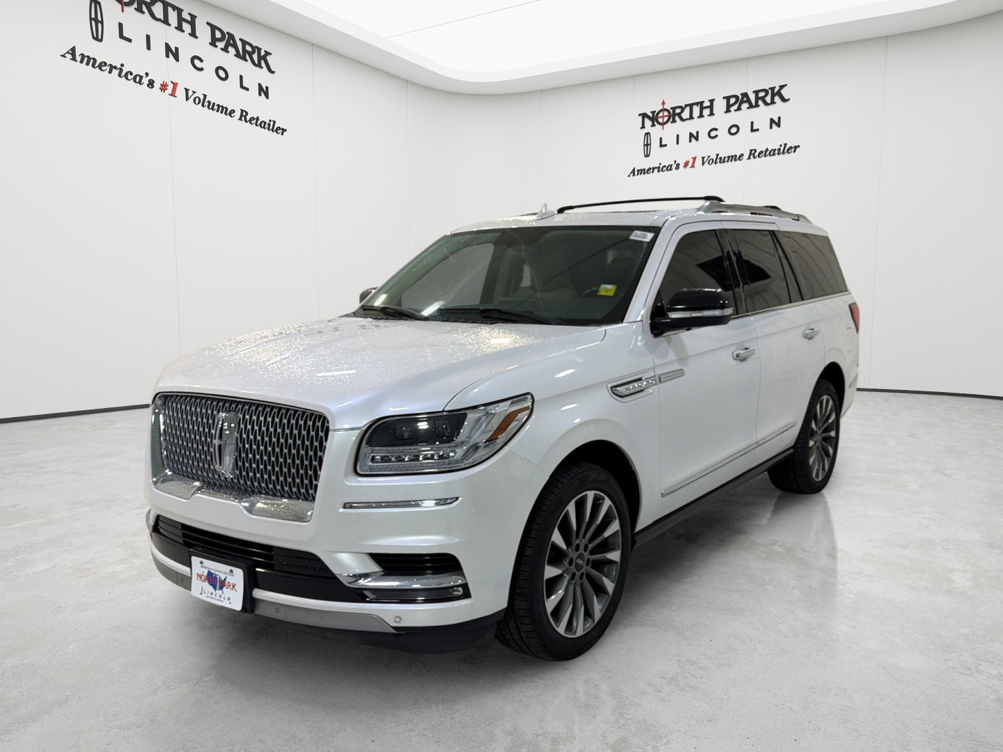 Used 2019 Lincoln Navigator Select w/ Cargo Package AWD/4WD image 3
