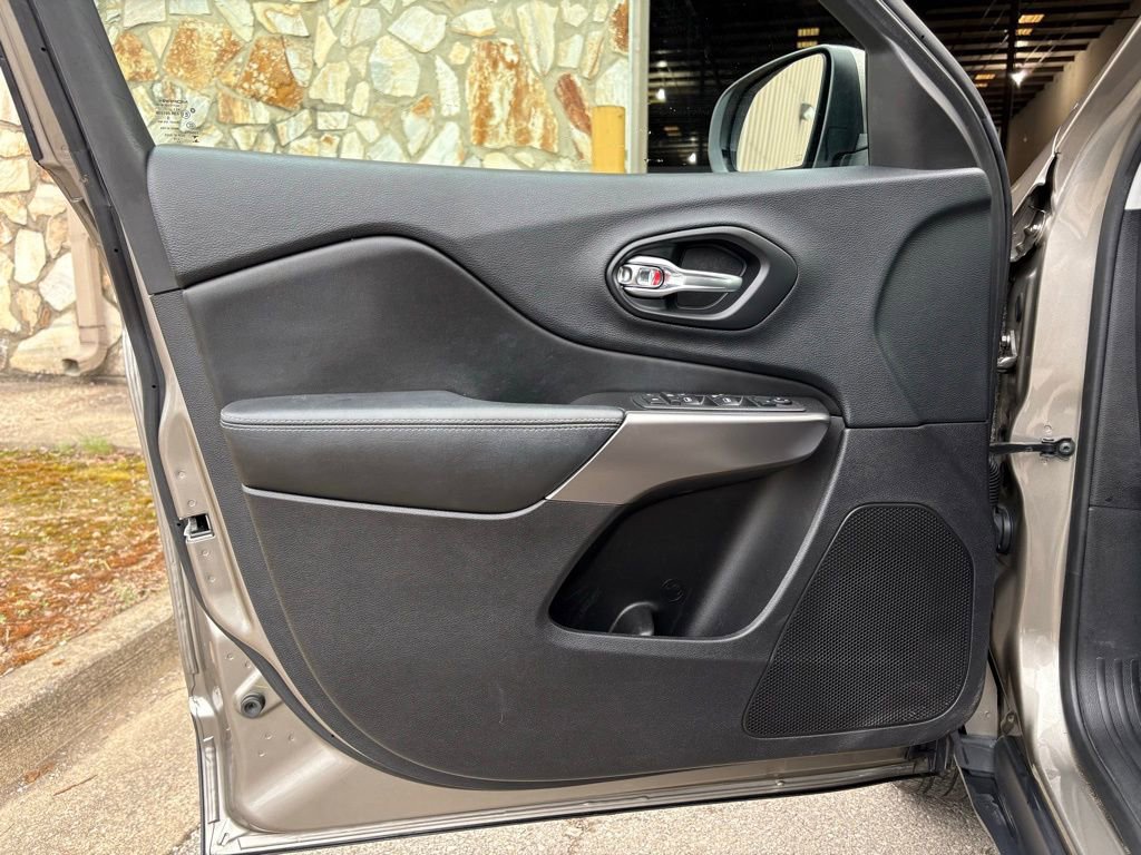 Used 2019 Jeep Cherokee Latitude w/ Popular Appearance Group image 19