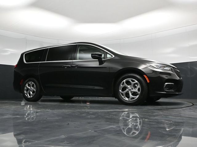 Certified 2024 Chrysler Pacifica Limited FWD image 61