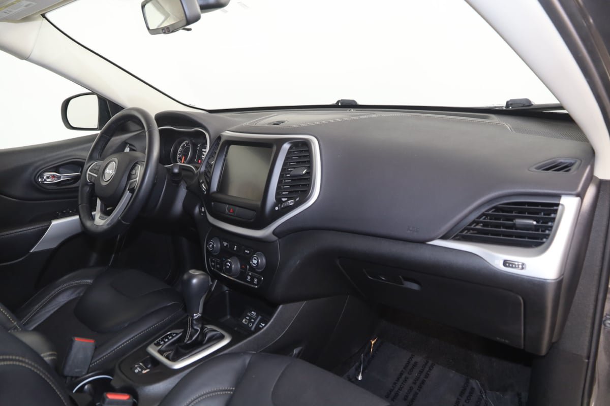 Used 2018 Jeep Cherokee Latitude Plus w/ Cold Weather Group FWD image 38