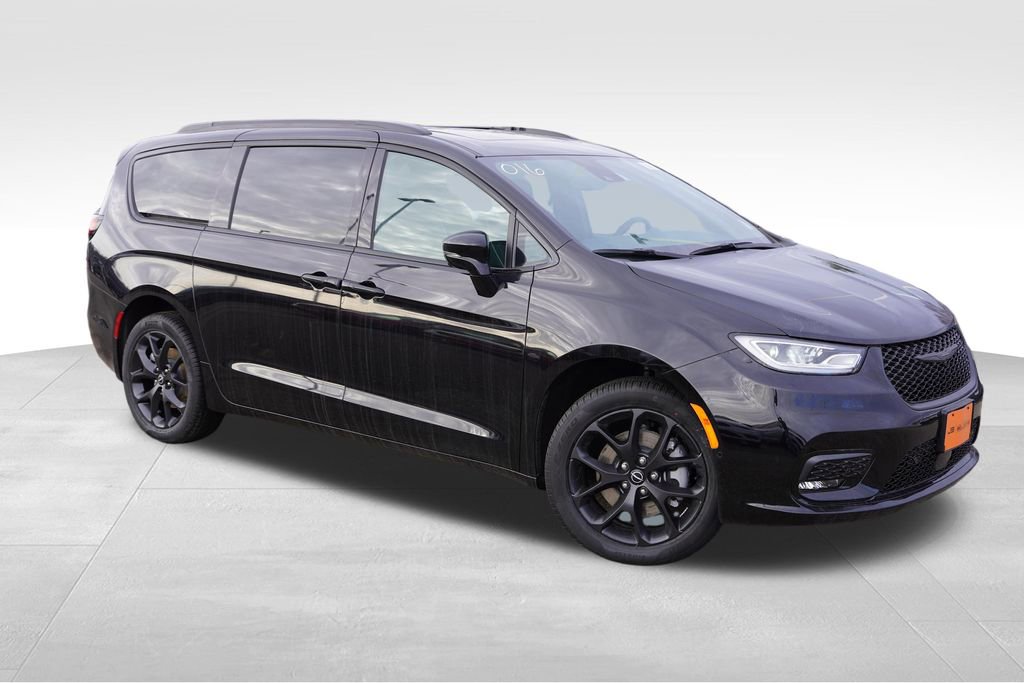 New 2026 Chrysler Pacifica Limited w/ S Appearance Package image 2