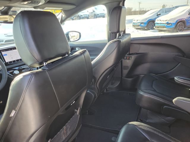 Used 2025 Chrysler Pacifica Select image 23